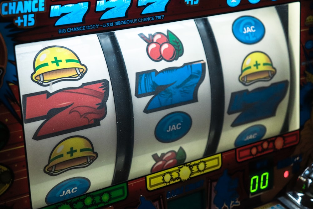 Tampilan mesin slot dengan simbol tujuh di layar